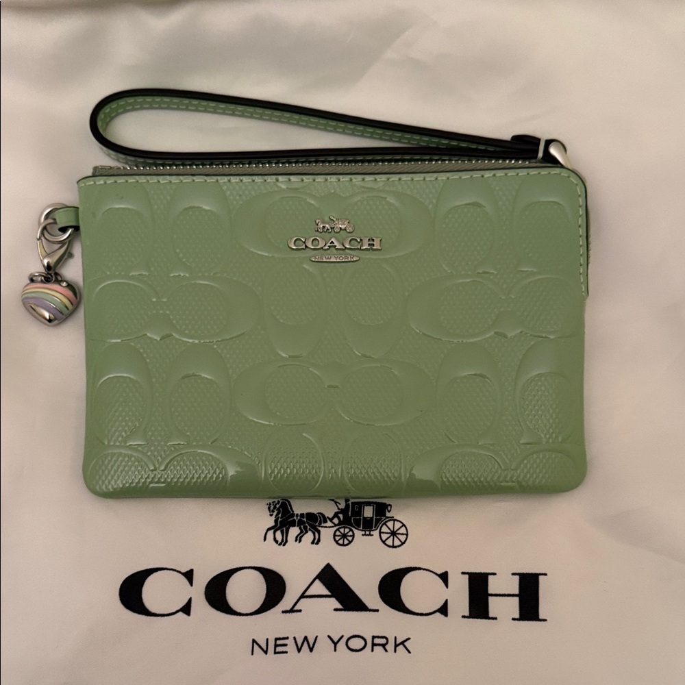 💚Coach NWT Light Green Corner Zip Wristlet In Signature Leather With Heart Charm - Picture 4 of 8